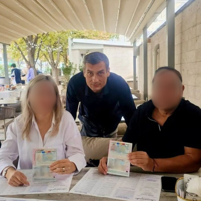 Consultant de cetățenie ajutând clienții